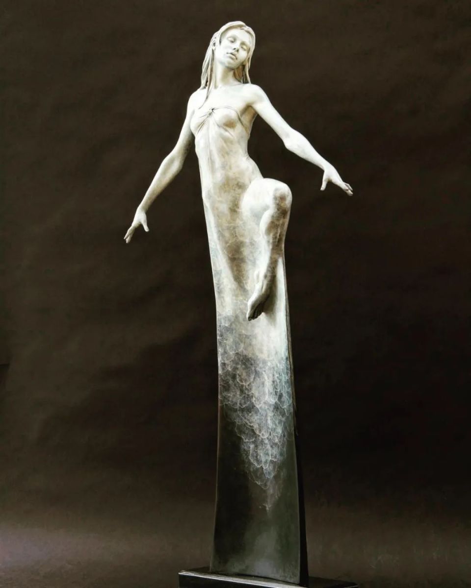 他用青铜塑造人体雕塑,翩翩起舞的女孩,优雅又浪漫