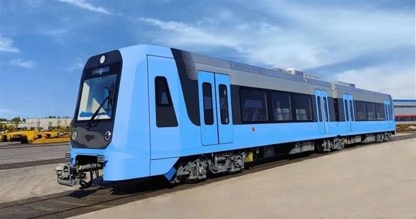 零排放低噪音国内首列氢燃料混合动力铰接轻轨车下线