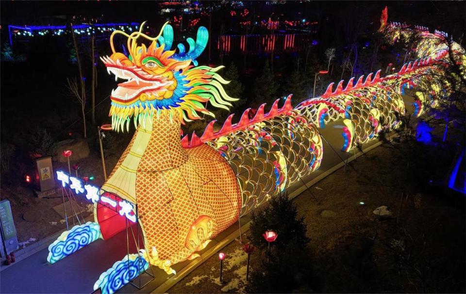 向劳动者致敬 宁夏银川市百名劳模赏花灯庆新春_腾讯新闻