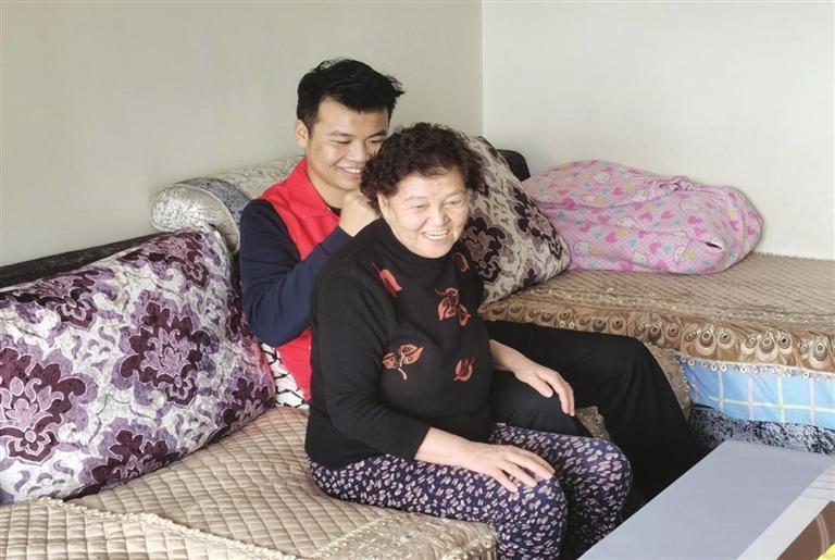 社区里来了一群大学生