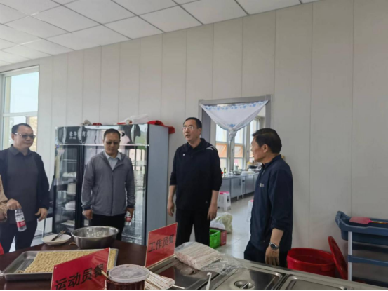 田军赴特布不落村慰问调研