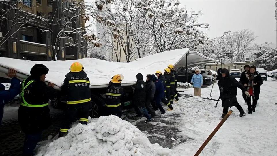 冻雨大雪突袭武汉消防员倾心守护全力为群众排忧解难