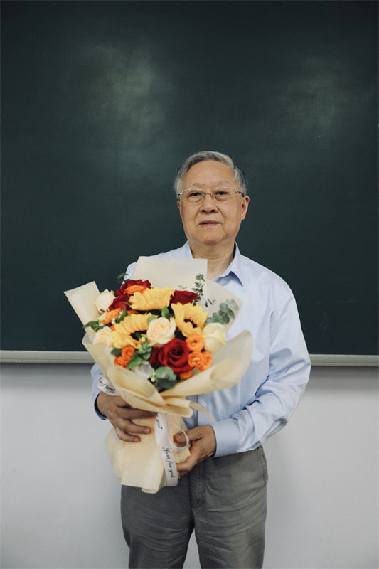 74岁南京大学教授莫砺锋"最后一课"告别讲坛,课堂内外"掌声"不断-腾讯