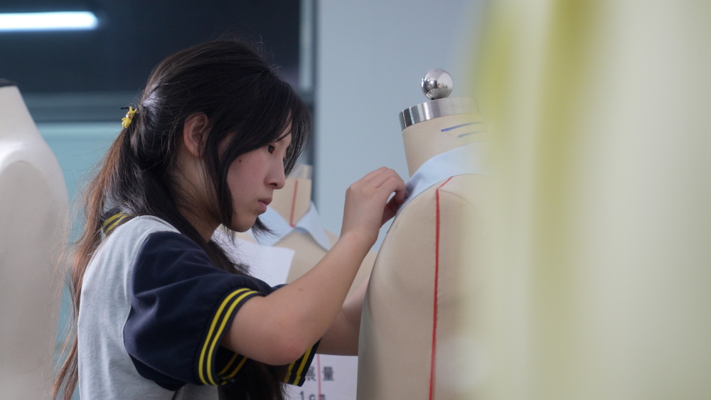 从“我不配”到阿里数赛全球第12名！17岁中专女生“逆袭”刷屏全网，她身后还有一位“伯乐”_腾讯新闻