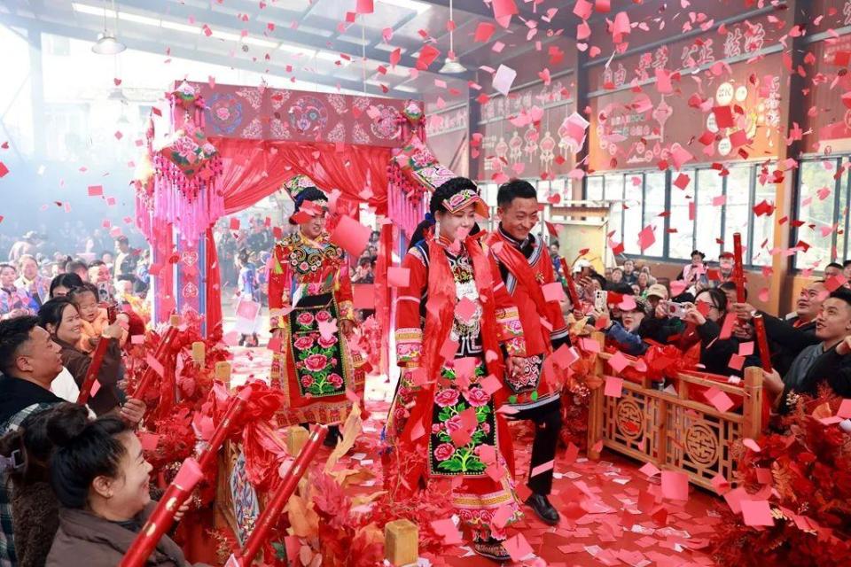 新郎徐光勇,新娘余萧在家里履行了羌族传统婚礼仪式之后,在婚庆公司