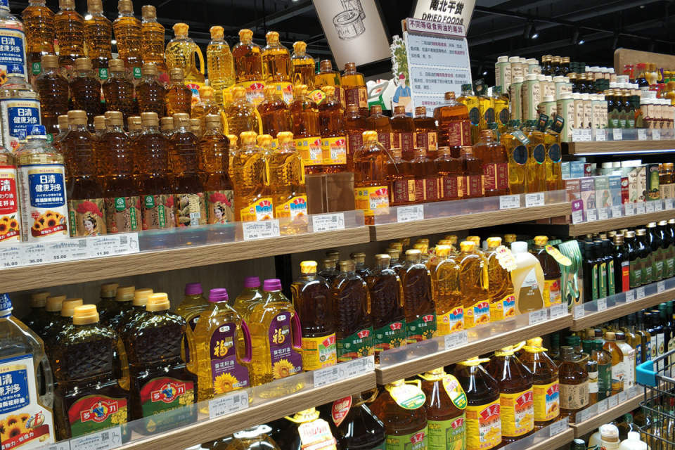 "超市粮油区工作人员解释道.了解到胖东来自营品牌食用油