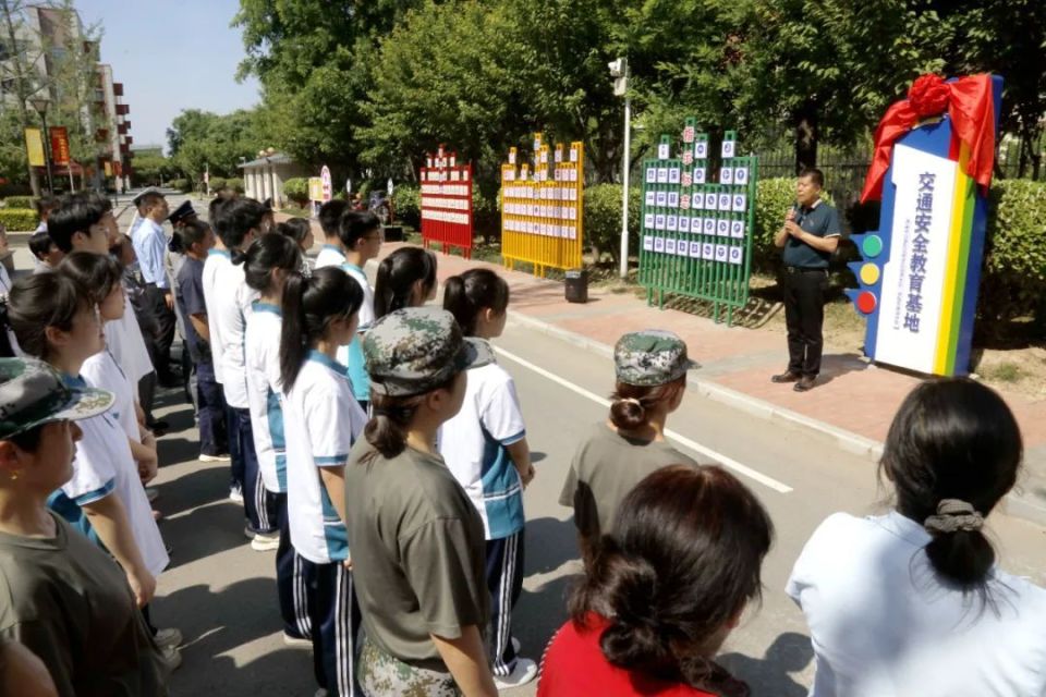 【警校联动护成长】临渭交警大队在瑞泉中学举行交通安全教育基地揭牌