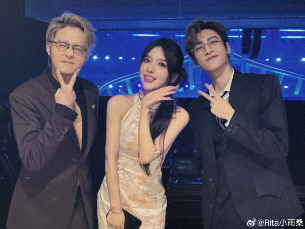 【lpl老婆】rita晒s14工作照,旗袍rita温婉动人