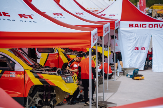 北京越野携经过升级的bj40赛车,在2021达喀尔拉力赛中展露出中国品牌