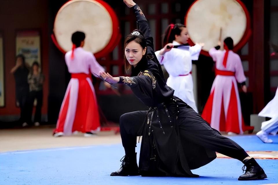 现实中的峨眉派受儒,释,道传统文化的影响,融汇巴蜀地域文化创造了多