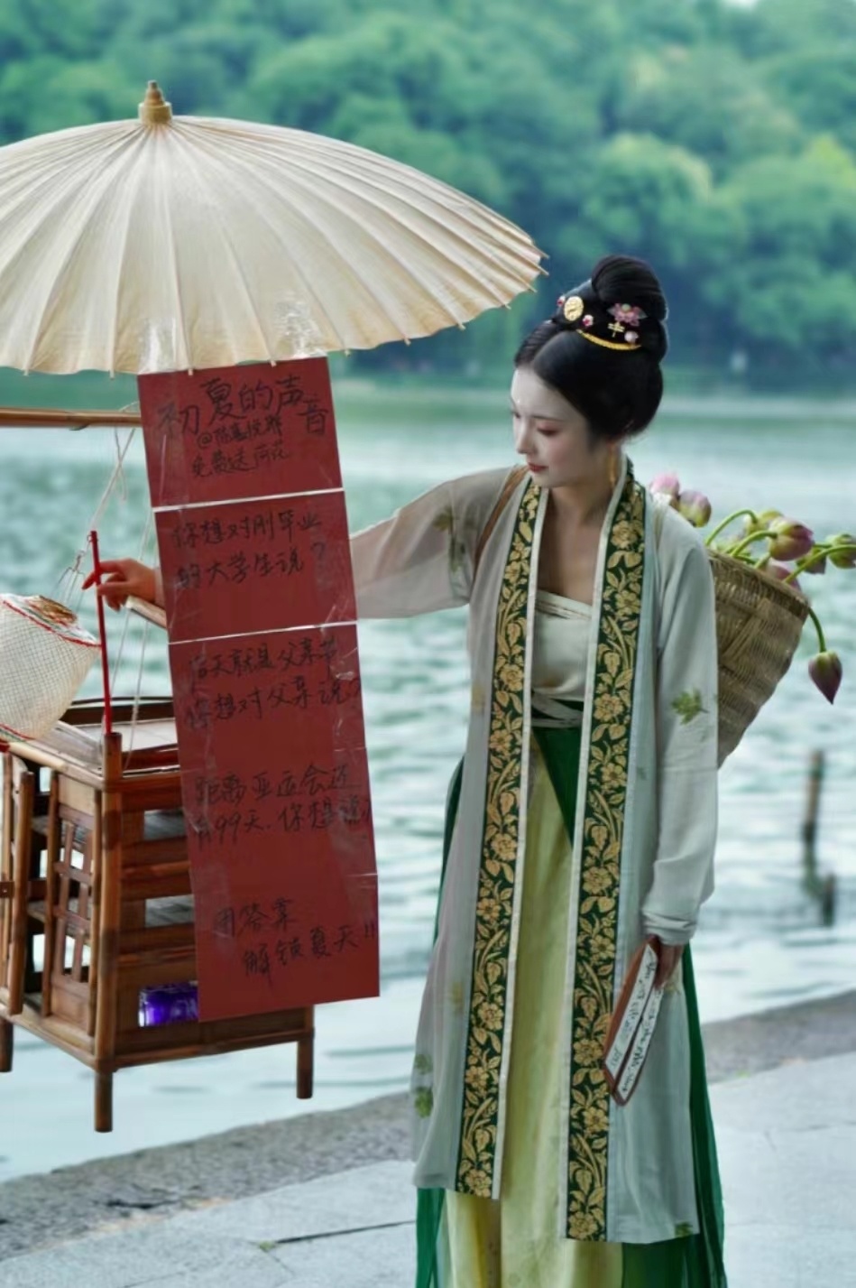 西湖边偶遇古画里的卖花郎!这位美院汉服博主又有新创意_腾讯新闻