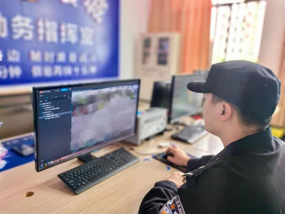 值班民警易焕农在了解情况后,第一时间调取了张女士回家路上的监控.