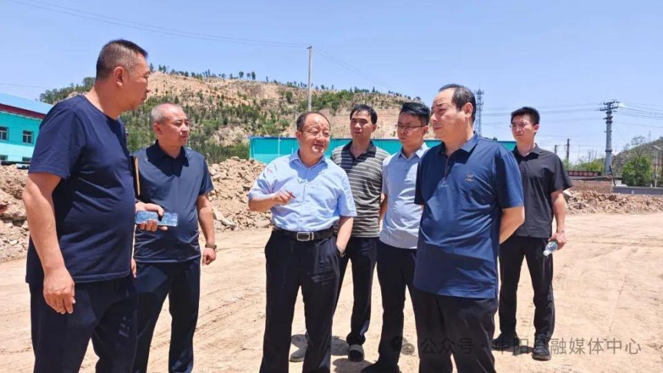 中阳县人大常委会主任刘海生在包联点金罗镇调研