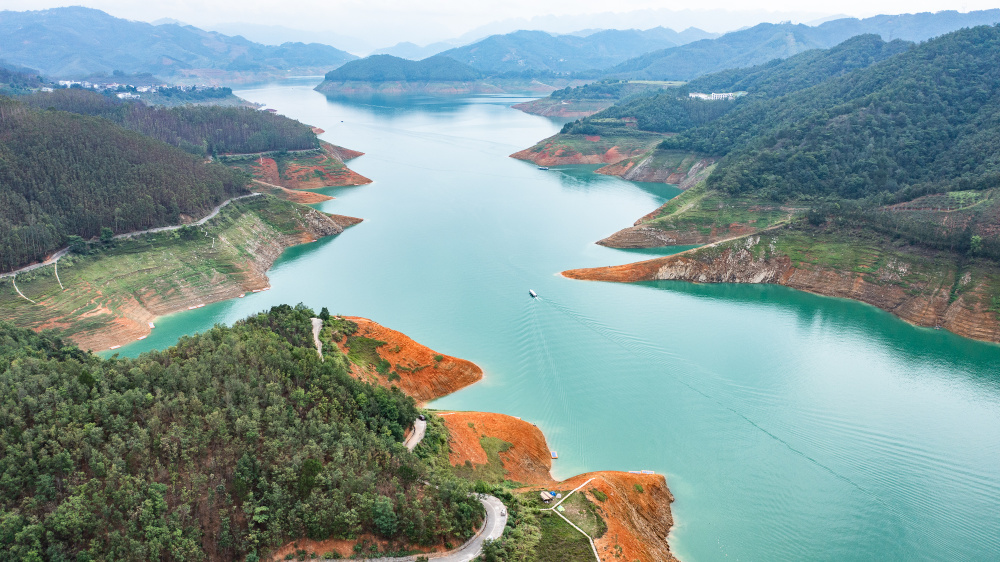 船只行驶在万峰湖南盘江镇水域(7月4日摄,无人机照片).