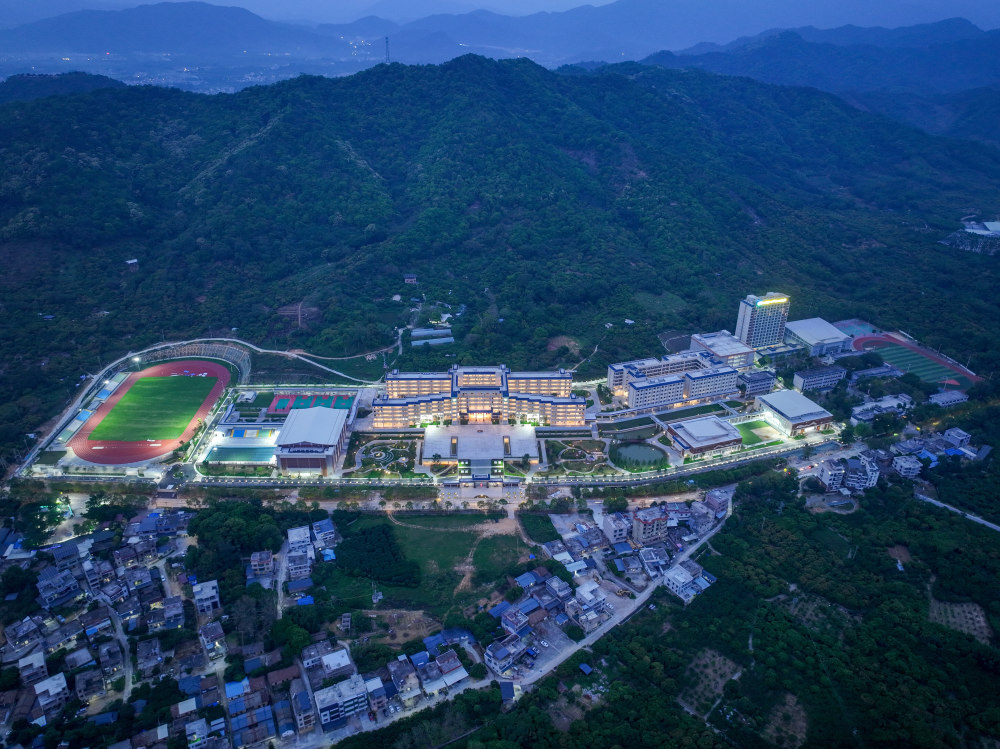 探校广州市第六中学(从化校区):新高一招400人 预计第一梯度线下20-30