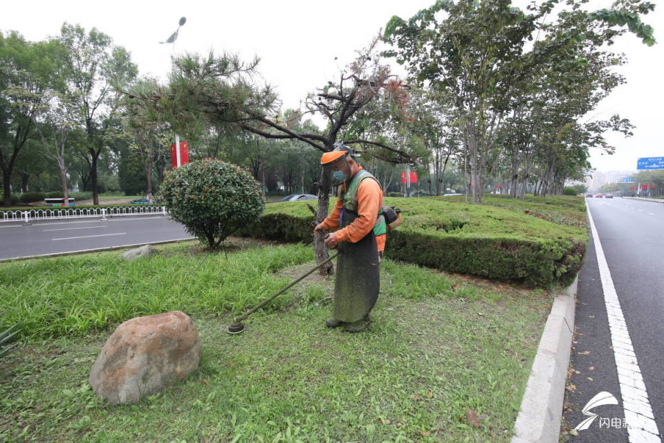 500余名环卫工雨中作战 滨州主城区垃圾实现“日产日清”