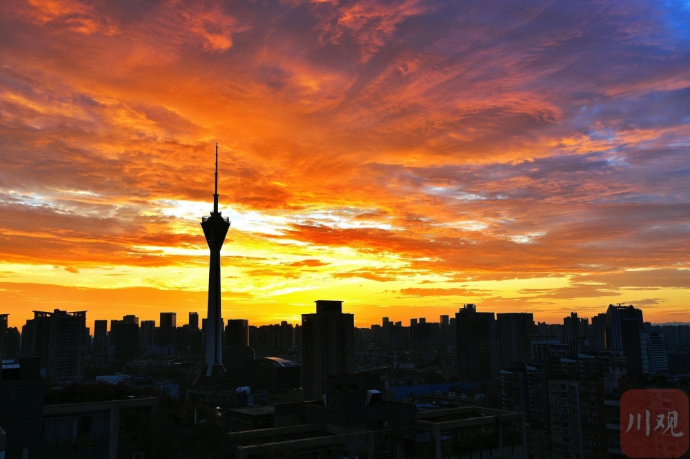 c视频︱朝霞满天 彩虹高挂 成都市区清晨上演光影大片