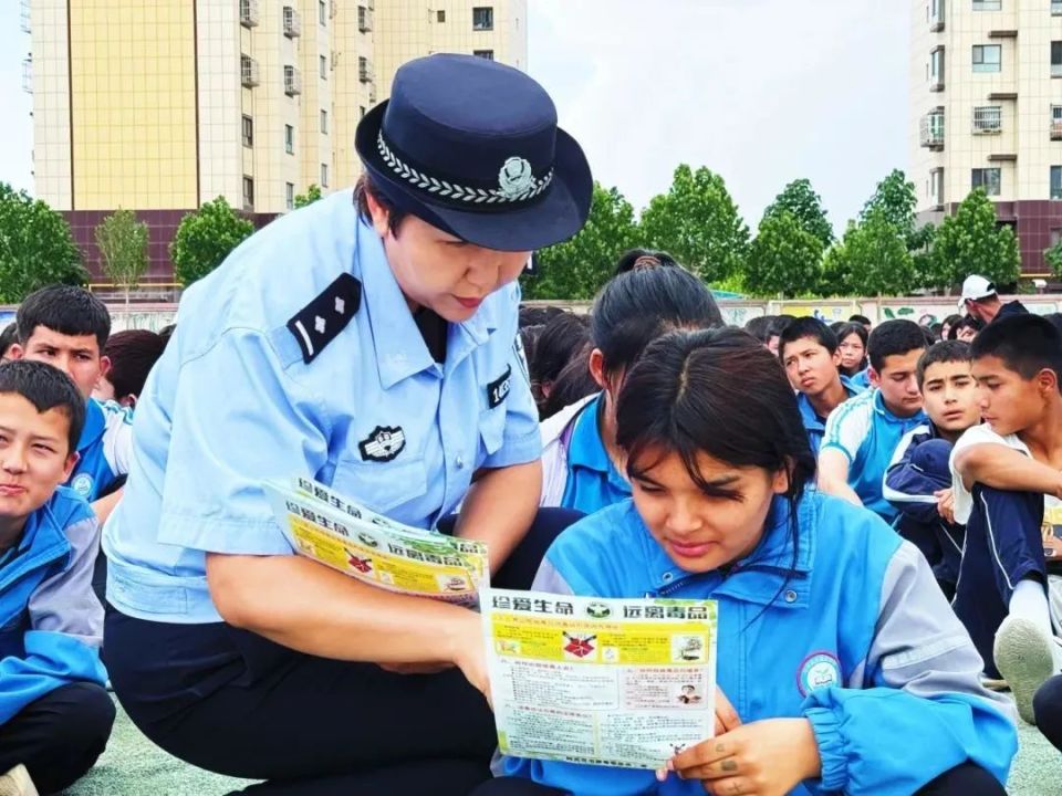 6月3日,阿克苏市公安局刑事侦查大队禁毒队民警走进第三高级中学,为