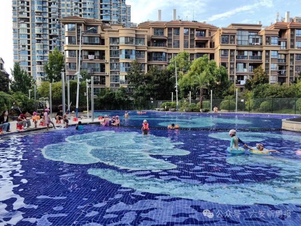 时隔七八年,六安这个小区游泳池不"荒"了