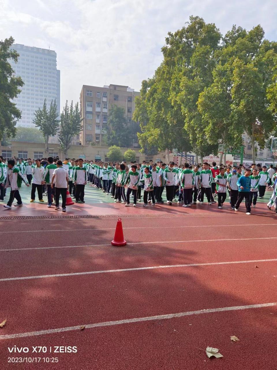 阳光体育 强身健体 郑州市第106初级中学掀起体育锻炼热潮