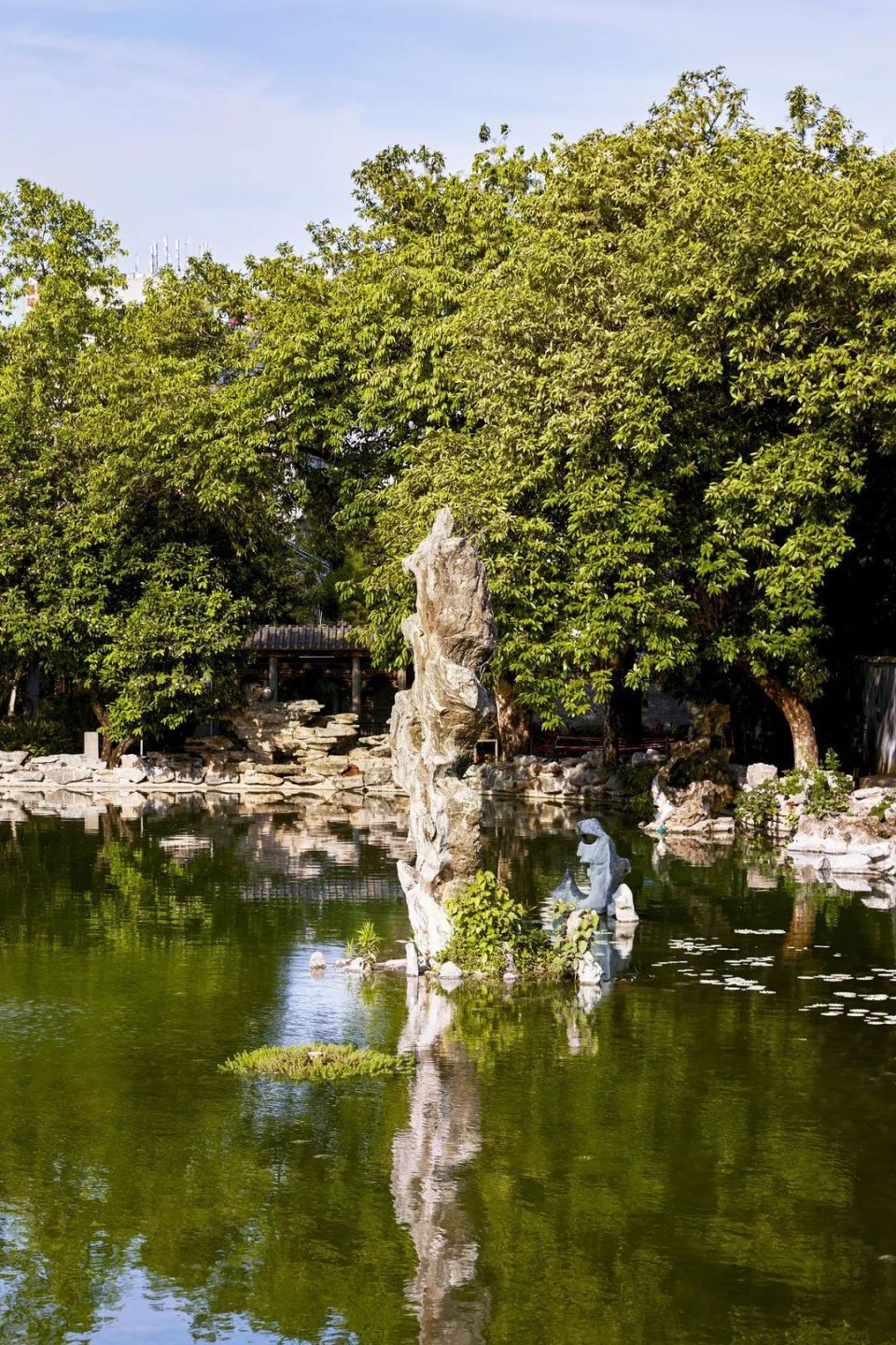 梁园主要包括梁蔼如的"无怠懈斋",梁九章的"寒香馆",梁九华的"群星