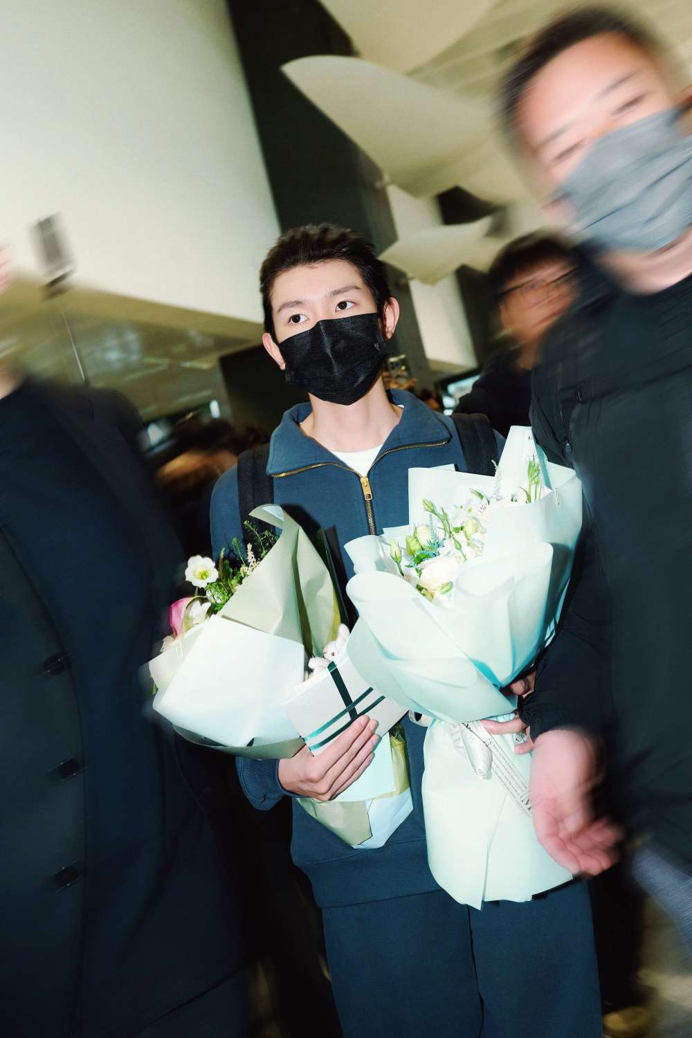 王源受邀出席米兰时装周,见证2024春夏系列时装秀