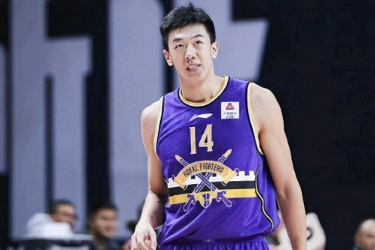 还原cba状元打架始末王少杰屡遭黑人挑衅冲撞愤怒推倒重拳暴揍