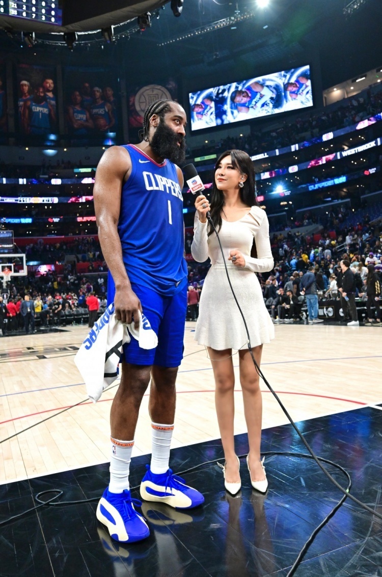 周玲安:昨日赛前 哈登特意过来在镜头前和中国球迷比了个_腾讯新闻