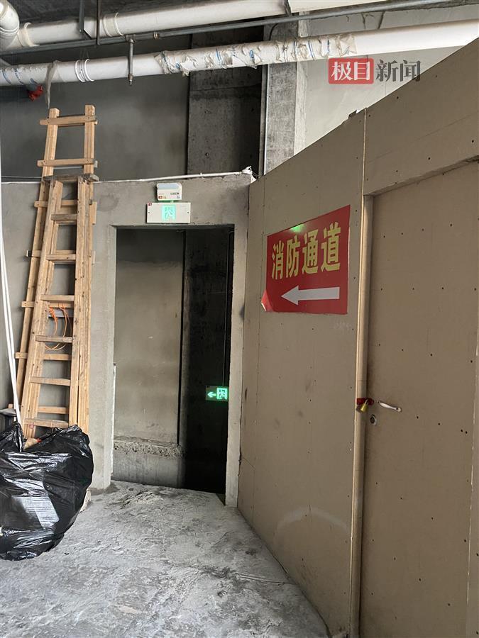极目帮办|湖北襄阳一网吧改建的消防通道不畅通,墙上却挂着验收合格证