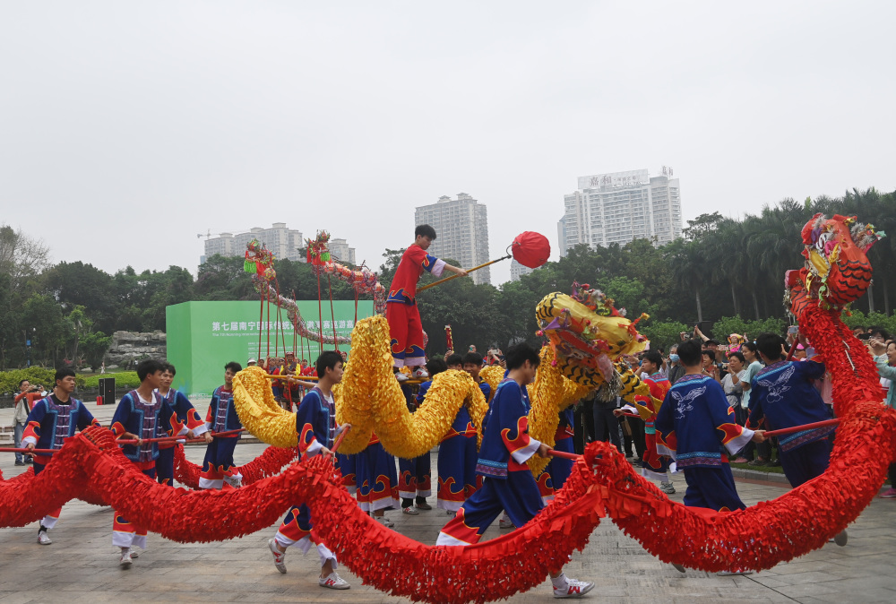 广西南宁舞龙巡游欢庆三月三