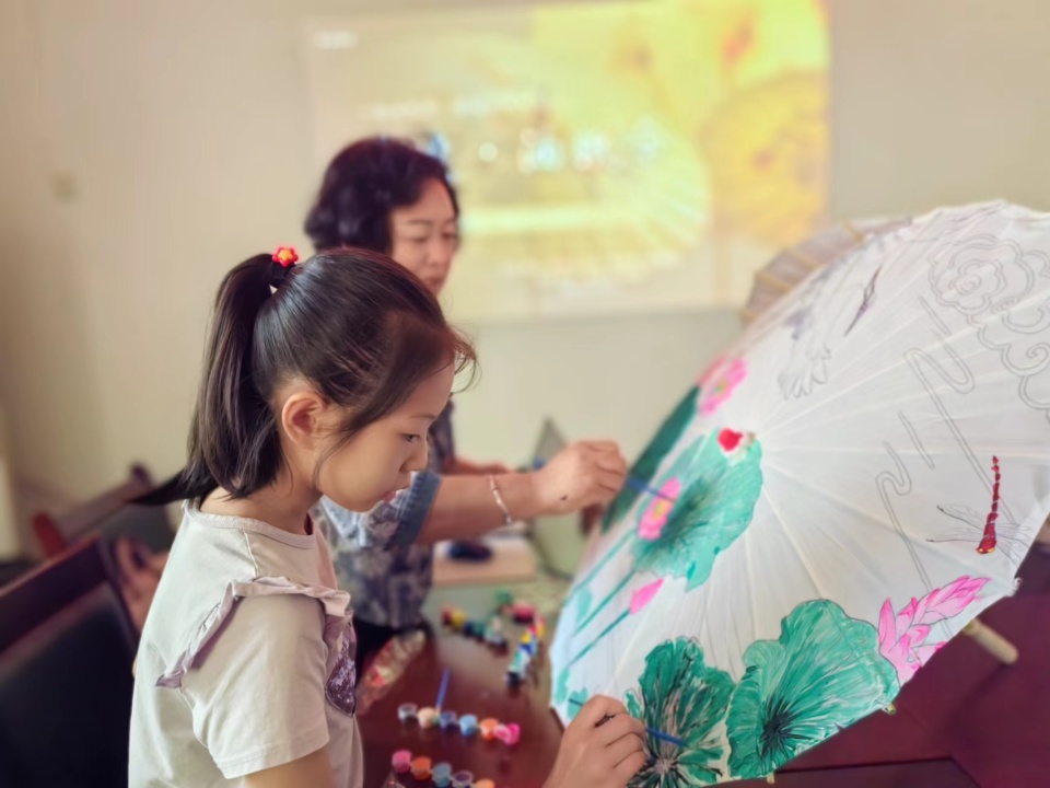 河北隆尧县举办"手绘油纸伞,画出心中的夏天"亲子手工活动