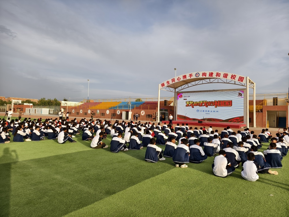泽普县第八中学是当地第一所以音乐为办学特色的学校.