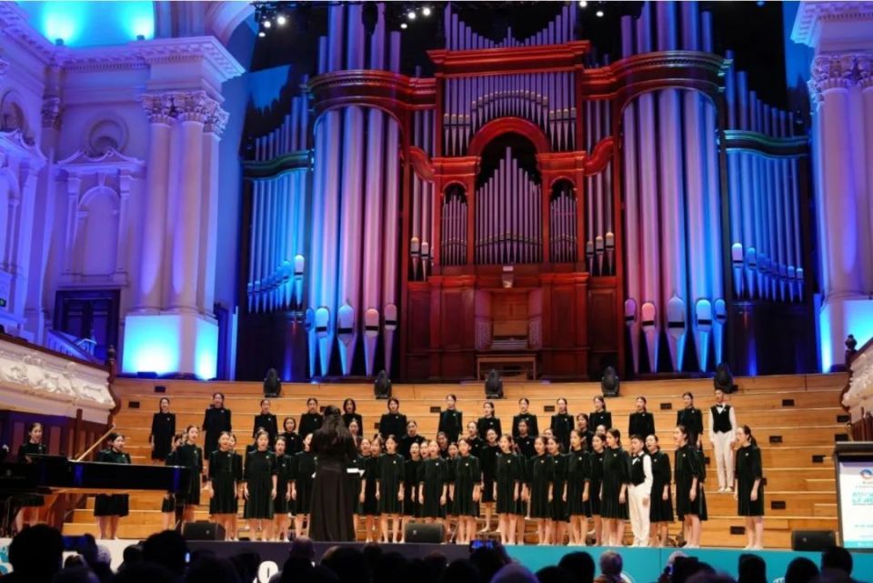 发挥到极致《北极光》把小云雀合唱团的纯美之音博得现场观众的阵阵