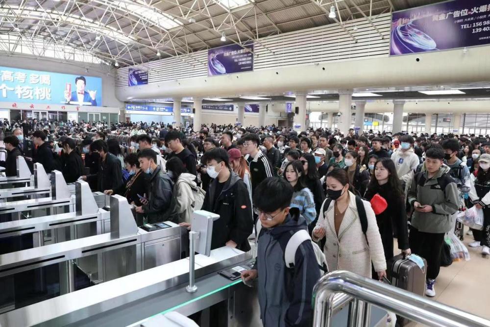 大连火车站保障旅客顺畅出行_腾讯新闻