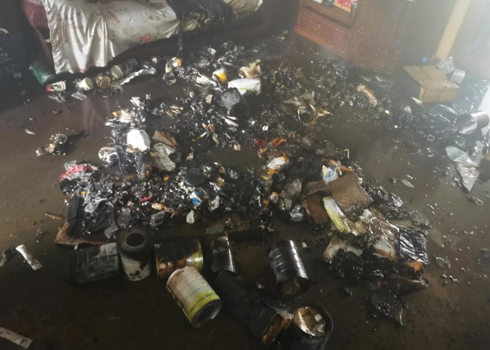 男子点一根檀香后外出致家中起火,邻居发现报警,消防员破门救火