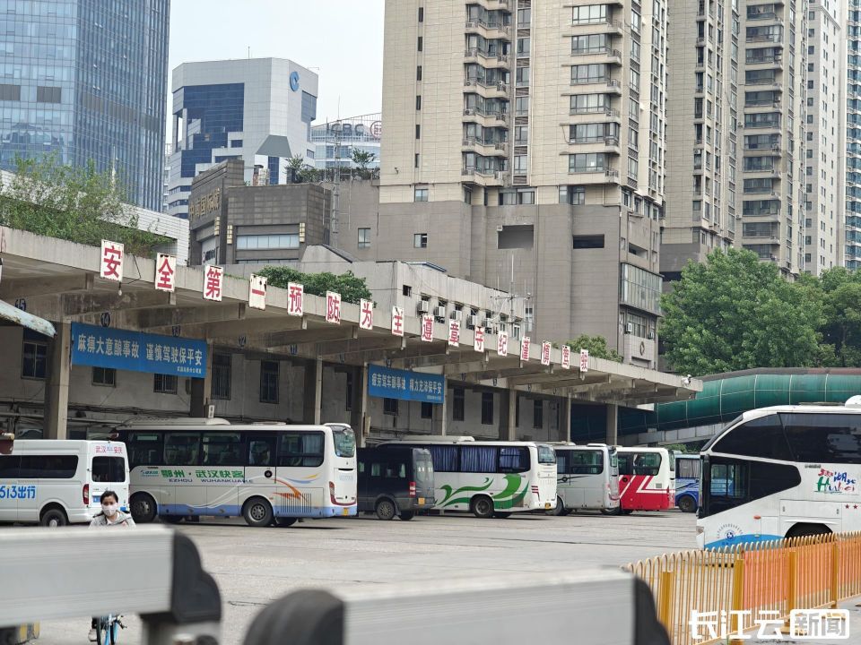 傅家坡汽车客运站对于一些群体而言,长途客车的存在仍是必需品,就算