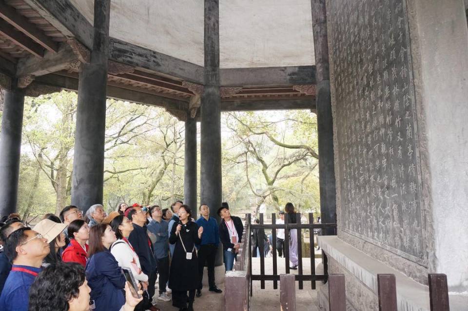 到百草园,一睹鲁迅记忆中的趣味童年;在青藤书屋,感受"东方梵高"的