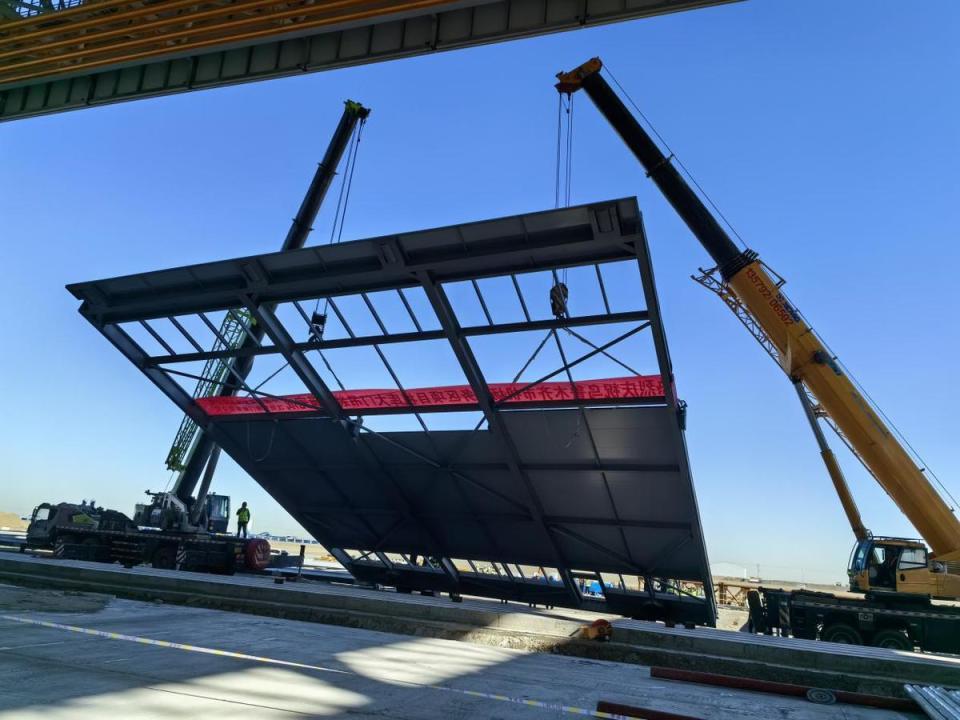 新疆最大维修机库大门吊装工作顺利完成