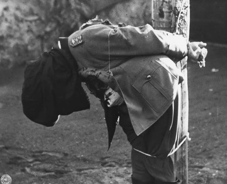 二战老照片镜头下遭处决的德军将军被俘的德军士兵如丧家之犬