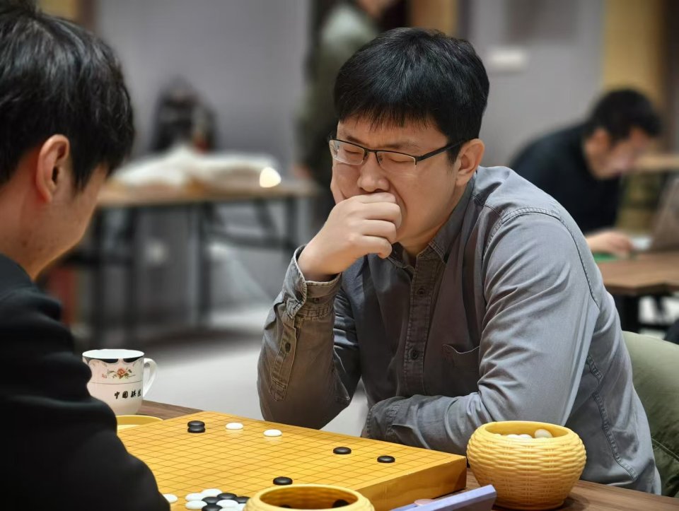 棋王争霸赛孟泰龄连克辜梓豪党毅飞 三冠王PK丁浩胜陈耀烨_腾讯新闻