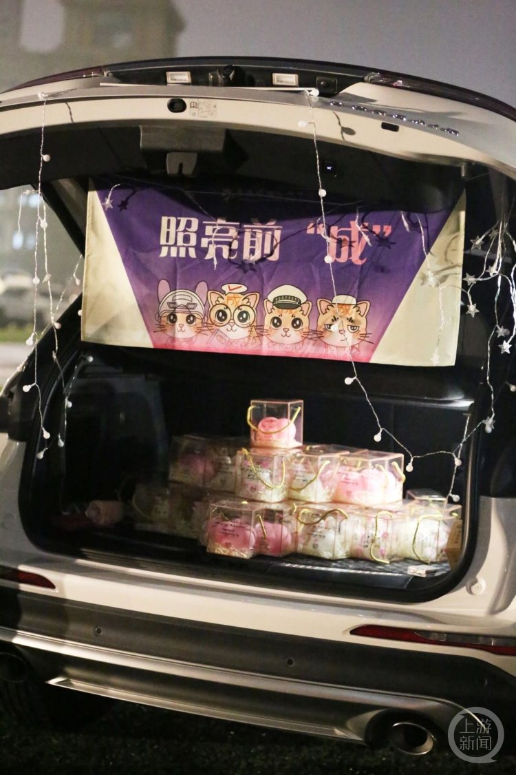 100辆车后备箱装满礼物!他们收到最浪漫的毕业礼