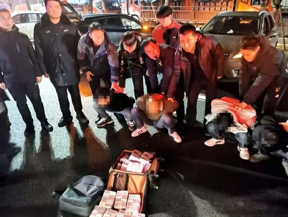 197万元现金遭抢夺，江苏警方8小时跨越三省抓获4名嫌疑人，律师：涉嫌构成抢夺罪_腾讯新闻