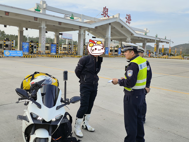 沈海高速福州往泉州方向离泉港出口3公里处一辆摩托车停在应急车道上