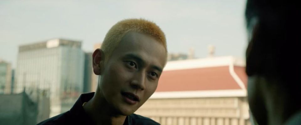 犹豫地撞车上去,以及随后的灭口,让他的罪孽远远超过了断人手臂的菜头