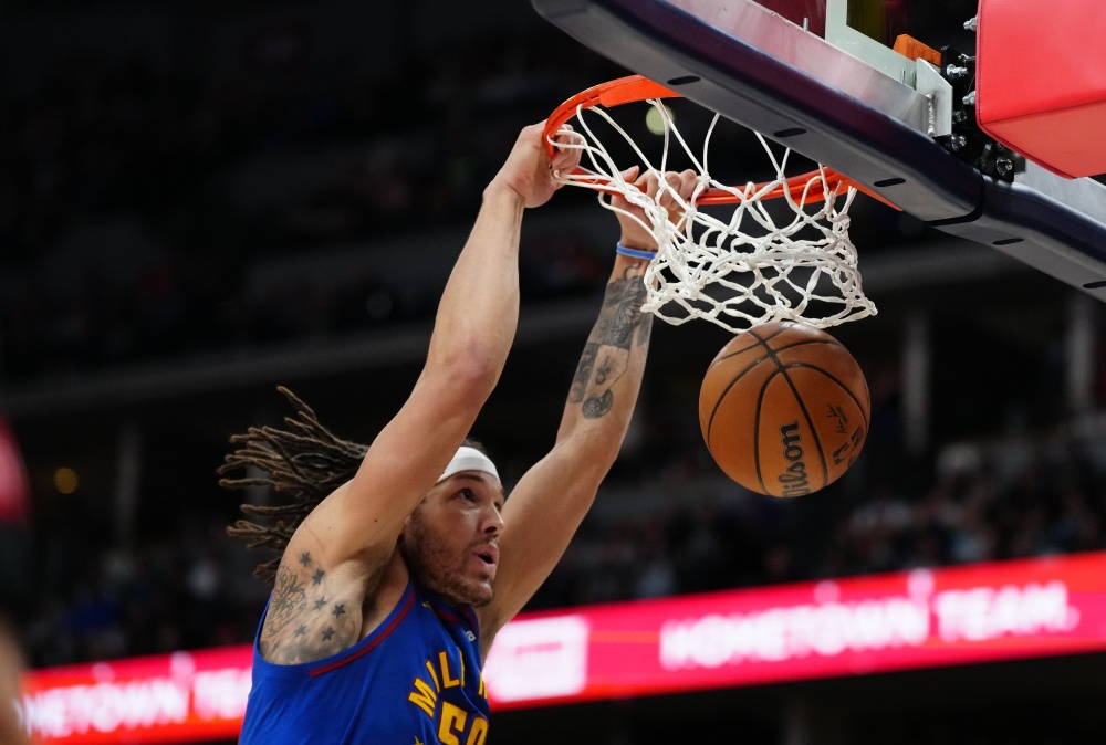 戈登半场4中3得8分5板3助 前场板