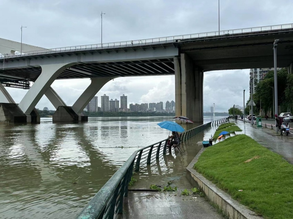 柳江河小幅涨水漫上滨江西路最低洼亲水平台