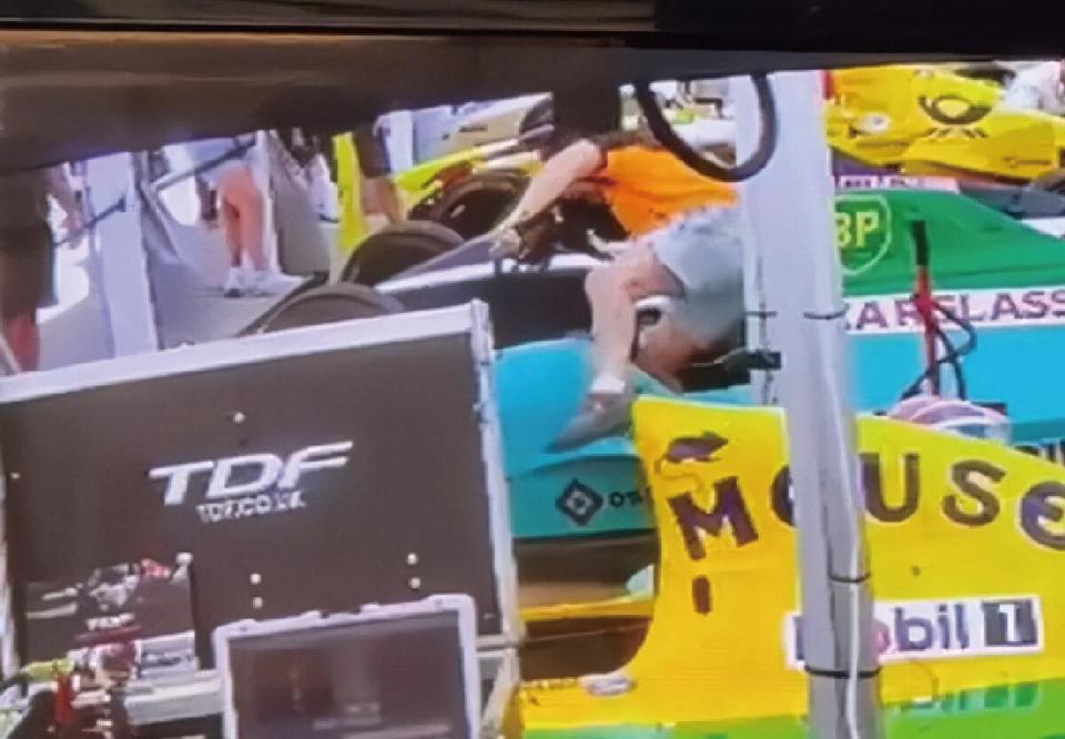 F1赛车被偷了！英国站闹出大笑话，醉汉偷走赛车方向盘后成功逃走