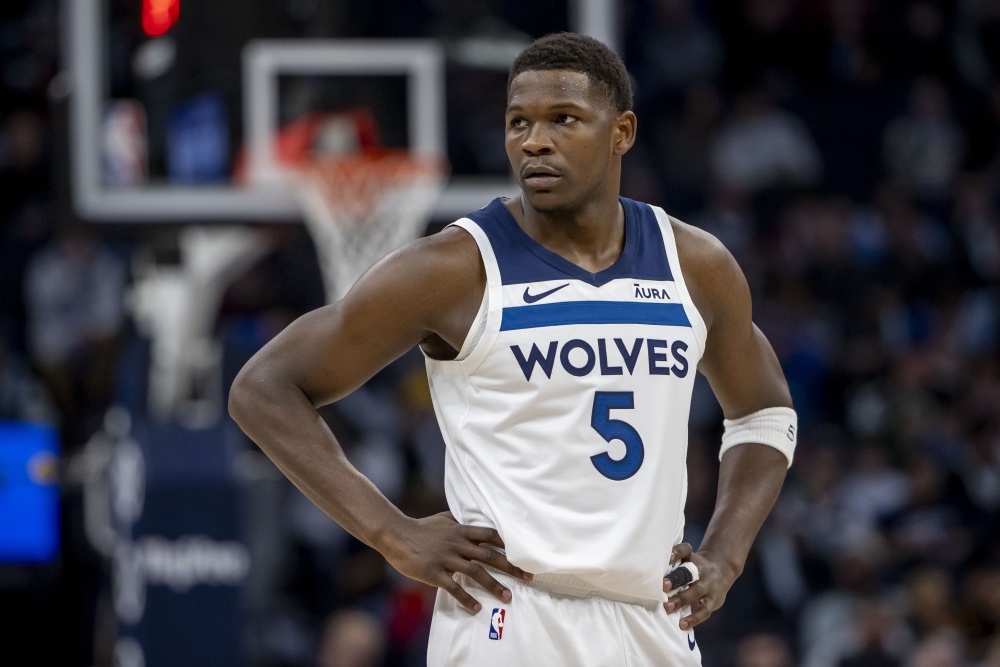 状态在线爱德华兹半场11投6中三分4中2拿下16分5助攻0失误