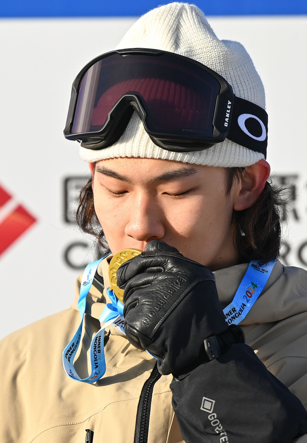 单板滑雪苏翊鸣夺得公开组男子大跳台冠军2