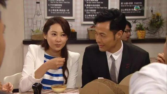 杨怡和胞姐杨卓娜逛街被偶遇，两姐妹打扮朴素，与粉丝合影超亲切_腾讯新闻
